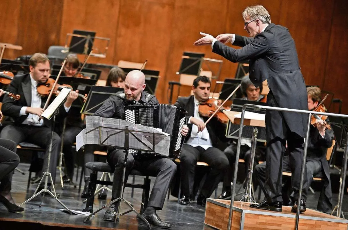 Harald Oeler als Akkordeon-Solist vor den Symphonikern im Rosenthal-Theater Selb, am Pult Roland Vieweg