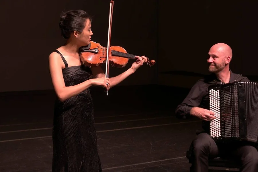 Duo ViA! — Sinn Yang und Harald Oeler auf der Bühne in Korea