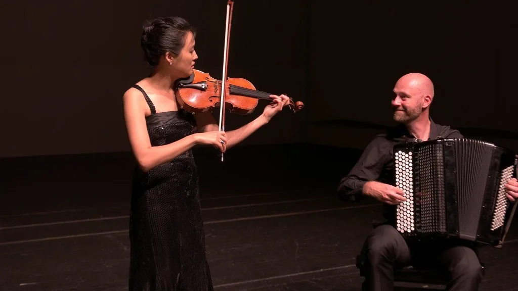 Duo ViA! — Sinn Yang Violine und Harald Oeler Akkordeon auf der Bühne in Korea