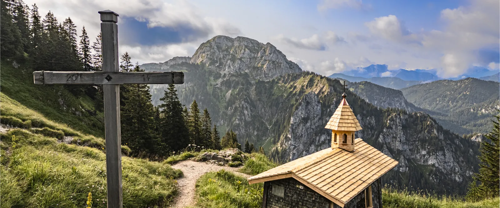 Ort der Besinnung am Tegelberg mit Gipfelkreuz und Kapelle
