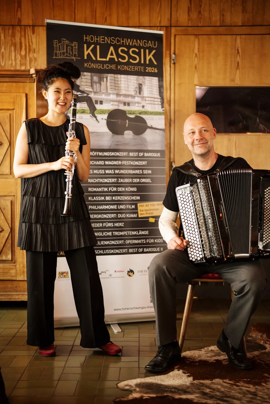 Duo KlAkk! vor dem Festivalbanner Hohenschwangau Klassik