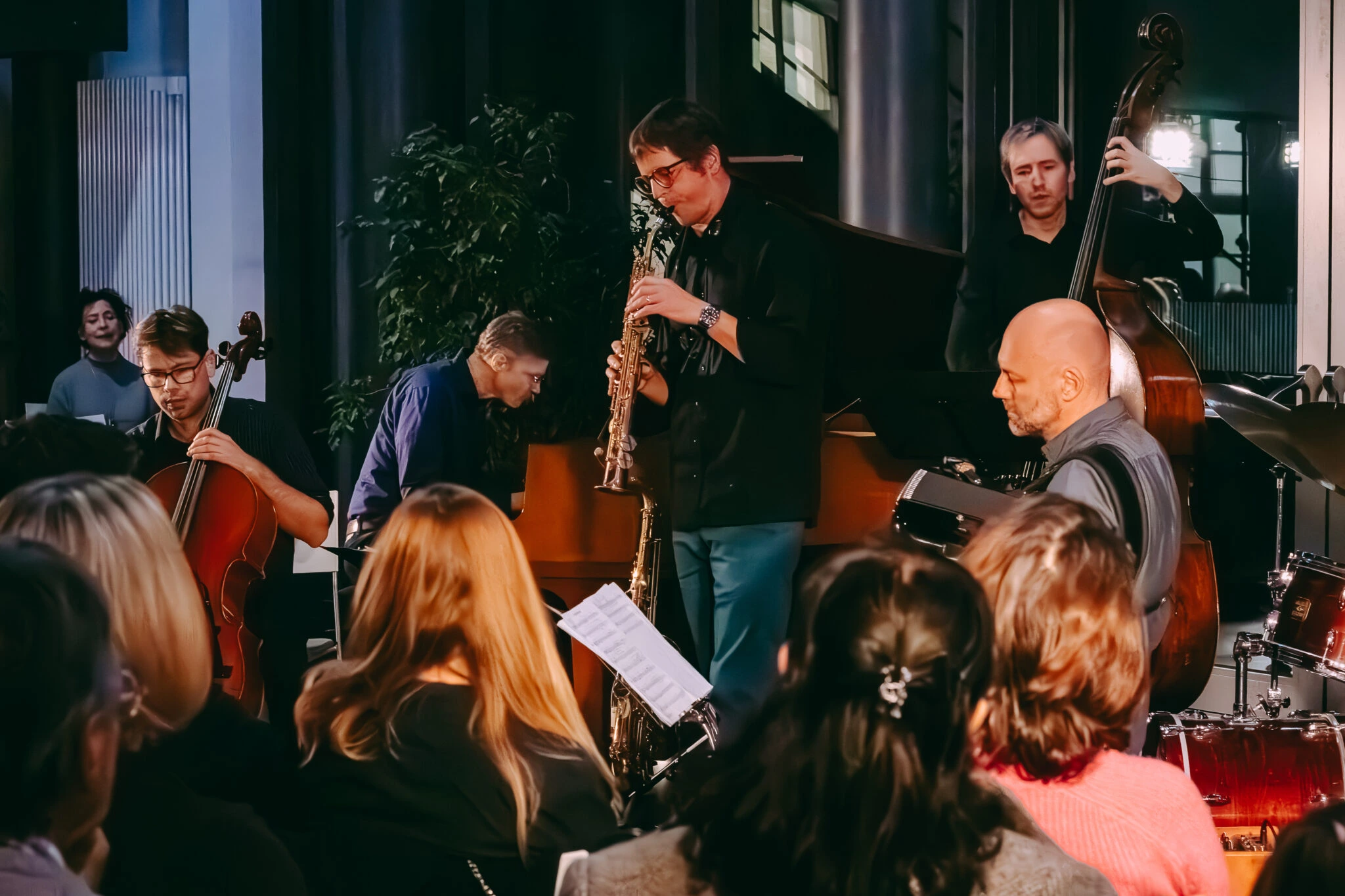Neustart Jazz — Musiker um den Flügel in der Glashalle
