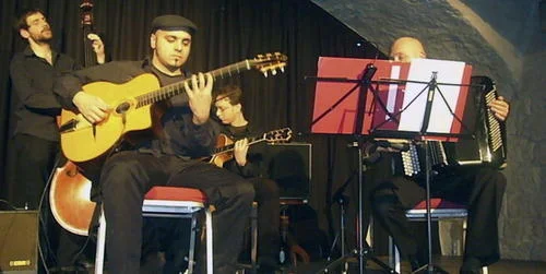 Rehan Syed-Ensemble mit Harald Oeler am Akkordeon im Convenartis Keller Wertheim