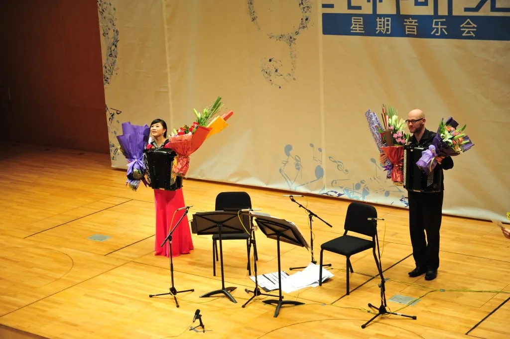Accordionduo ANIMÉ — Applaus mit Blumen in der Shenzhen Concert Hall
